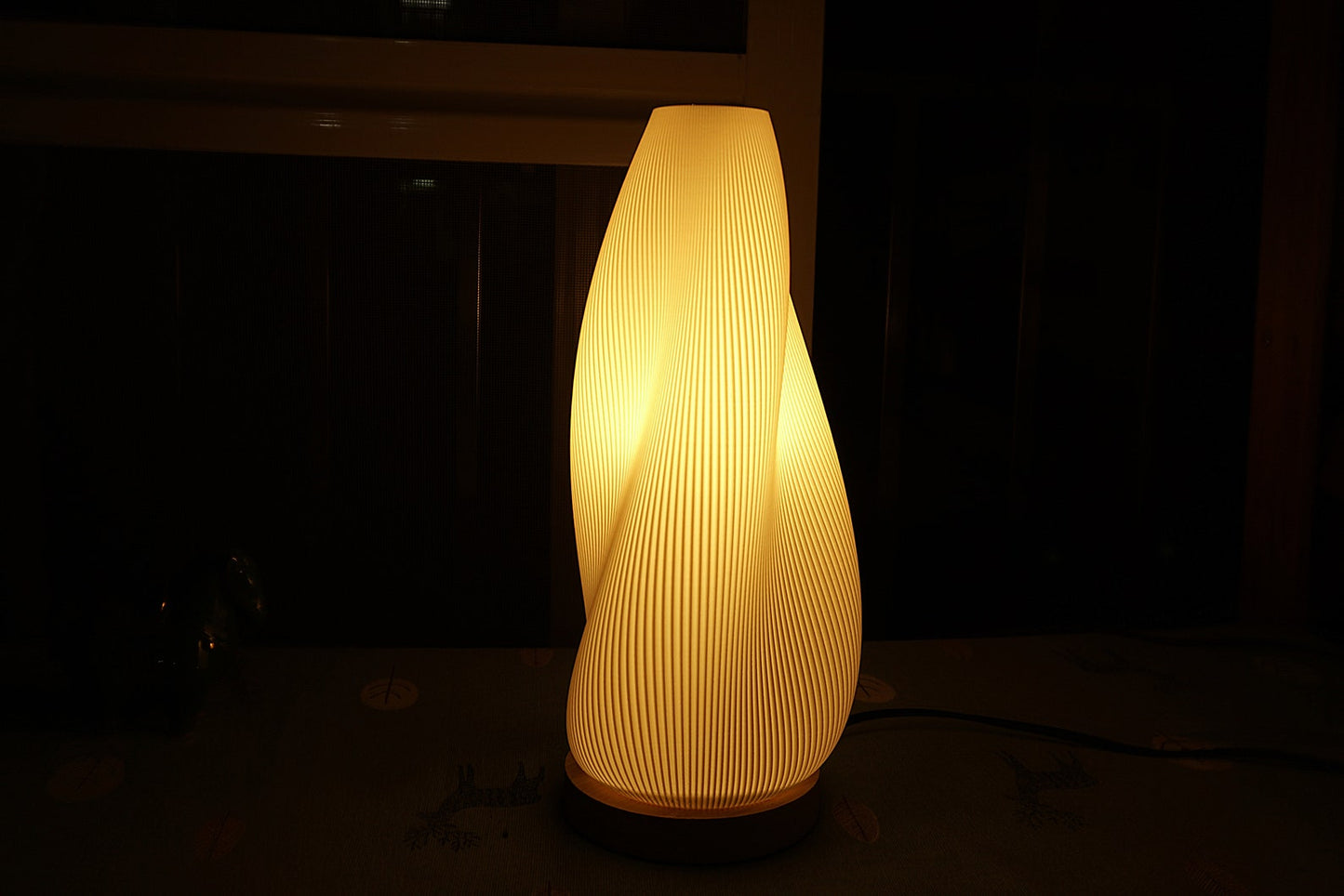 Fluid design lamp